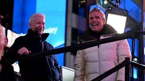 temp_image_1767173540.831804 Anderson Cooper e Andy Cohen: Guiando o Mundo na Véspera de Ano Novo em Times Square 2026