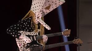 temp_image_1773451142.294214 Angine de Poitrine: La Guitare Microtonale Révolutionnaire qui Conquiert le Monde