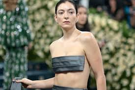 temp_image_1774421724.377329 Lorde: A Reign of Introspection and Musical Innovation