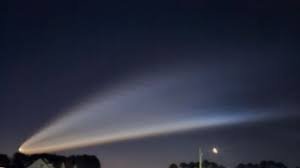 temp_image_1776166193.396574 SpaceX Launch Creates Stunning Visual Illusion: A Sideways Rocket?