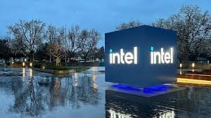 temp_image_1776704099.386837 Intel's Crossroads: The Rise, Fall, and Future of INTC Stock