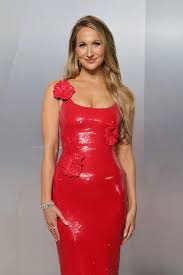 temp_image_1777048704.956252 Nikki Glaser Wardrobe Mishap: How the Comedian Turns Fashion Fails into Comedy Gold