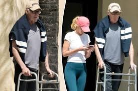 temp_image_1777090583.677603 David Hasselhoff’s Road to Recovery: Baywatch Legend Spotted Using Walker in Los Angeles