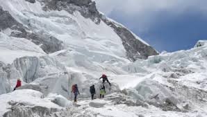temp_image_1777320374.322717 Mount Everest Route Blocked: Will a Giant Ice Block Trigger New Summit Traffic Jams?