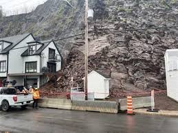 temp_image_1777579180.795557 Landslide in Lévis: Residential Property Under Surveillance After Rockslide