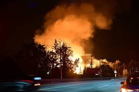temp_image_1779953497.709501 Massive Fire Erupts in Southern Penticton: Road Closures and Emergency Response